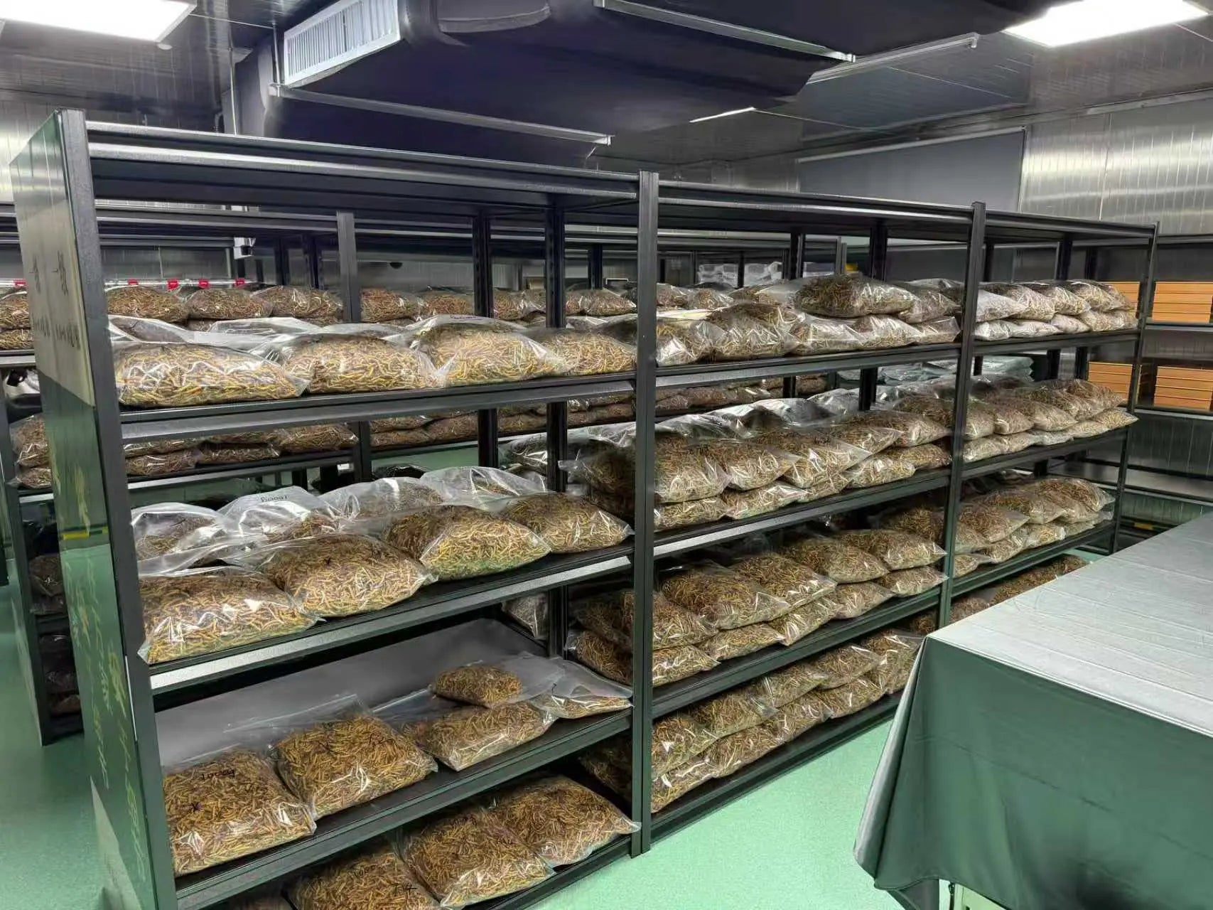 Organized storage facility for artificially cultivated Ophiocordyceps sinensis